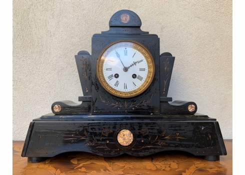 שעון קמין עתיק עשוי ציפחה שחורה משובצת מדליוני שיש, סוף המאה ה-19, המטוטלת חסרה