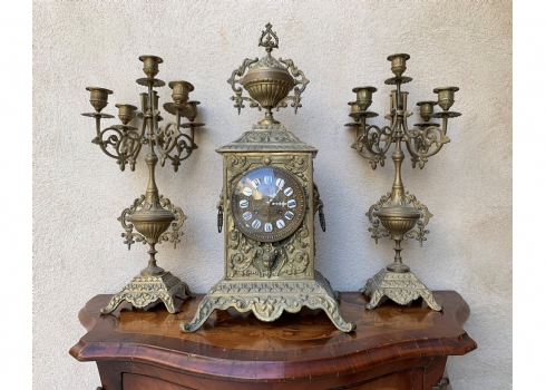 סט גארניטורה - Garniture - צרפתי עתיק הכולל: שעון קמין וזוג קנדלברות