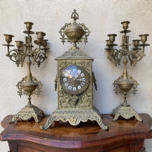סט גארניטורה - Garniture - צרפתי עתיק הכולל: שעון קמין וזוג קנדלברות