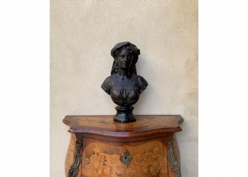 פסל ראש (Bust) עשוי ברונזה בדמות אישה, בסיס שיש שחור מנומר בפס לבן