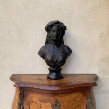 פסל ראש (Bust) עשוי ברונזה בדמות אישה, בסיס שיש שחור מנומר בפס לבן