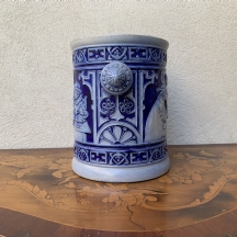 מיכל גרמני ישן עשוי חרס מעוטר בזיגוג מלח (Salt-glaze) ועיטורים בכחול קובלט
