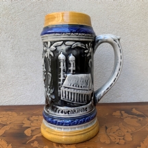 קנקן שיכר גרמני ישן (Beer stein), עשוי חרס מעוטר באמייל ועיטורי בלט, לא חתום