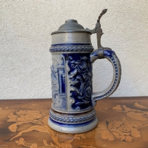 קנקן שיכר גרמני ישן (Beer stein), עשוי חרס מעוטר בזיגוג מלח (Salt-glaze)