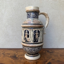 קנקן שיכר גרמני ישן (Beer stein), עשוי חרס מעוטר בזיגוג ועיטורי בלט