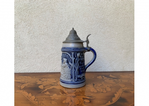 קנקן שיכר גרמני ישן (Beer stein), עשוי חרס מעוטר בזיגוג מלח (Salt-glaze)