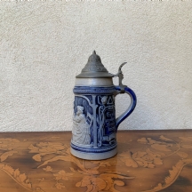 קנקן שיכר גרמני ישן (Beer stein), עשוי חרס מעוטר בזיגוג מלח (Salt-glaze)