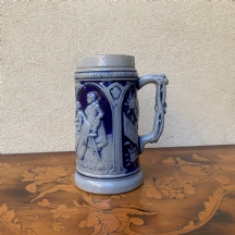 קנקן שיכר גרמני ישן (Beer stein), עשוי חרס מעוטר בזיגוג מלח (Salt-glaze) ועיטורי