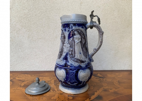 קנקן שיכר גרמני ישן (Beer stein), עשוי חרס מעוטר בזיגוג מלח (Salt-glaze)