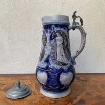 קנקן שיכר גרמני ישן (Beer stein), עשוי חרס מעוטר בזיגוג מלח (Salt-glaze)