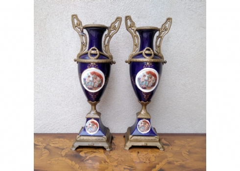 זוג אגרטלים עתיקים מהמאה ה-19 (1880-1900 בקירוב), עשויים מתכת ופורצלן, מעוטרים