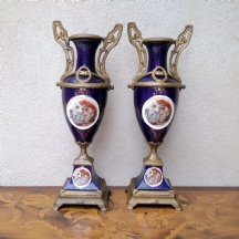 זוג אגרטלים עתיקים מהמאה ה-19 (1880-1900 בקירוב), עשויים מתכת ופורצלן, מעוטרים
