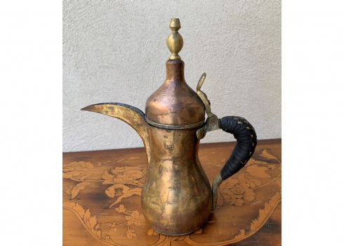 פינג'ן איסלאמי ישן ויפה, עשוי פליז וידית מחופה רצועות עור קלוע