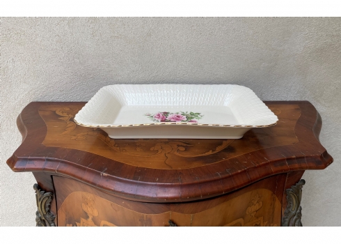 מגש חרסינה מלבני להגשה וכיבוד מעוטר בהדפס של שושנים פורחות וחתום