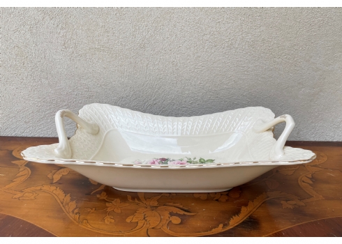 קערת חרסינה מלבנית להגשה וכיבוד מעוטרת בהדפס של שושנים פורחות וחתומה, זוג ידיות