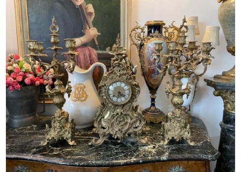 סט גארניטורה (Garniture) צרפתי עתיק עשוי ברונזה