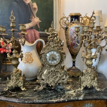 סט גארניטורה (Garniture) צרפתי עתיק עשוי ברונזה