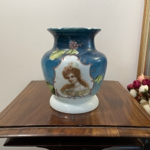 כד זכוכית עתיק ונמוך מהמאה ה-19, מעוטר בחזיתו בדמות אצילה פריבילגית