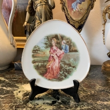 צלחת פורצלן גרמנית משולשת, מתוצרת: 'רוזנטל' (Rosenthal), מעוטרת וחתומה