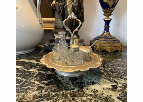 סט הגשה לחומץ שמן חרדל ועוד (Cruet Set), מורכב ממעמד מתכת מצופה כסף וכלי זכוכית