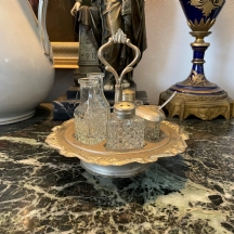 סט הגשה לחומץ שמן חרדל ועוד (Cruet Set), מורכב ממעמד מתכת מצופה כסף וכלי זכוכית