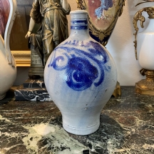 קנקן גרמני ישן עשוי חרס מעוטר בזיגוג מלח (Salt-glaze) ועיטורים מצויירים בכחול