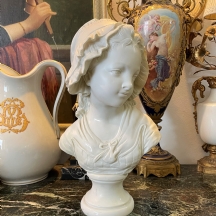 פסל ראש (Bust) צרפתי ישן בדמות נערה חבושה בכובע
