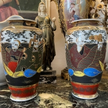 זוג כדי סטסומה יפנים עתיקים מהשליש הראשון של המאה העשרים, עשויים חרס ומעוטרים