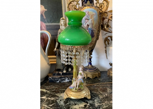 מנורה שולחנית ישנה עשויה מתכת, פורצלן ואהיל עשוי זכוכית ירוקה וגדילי זכוכית