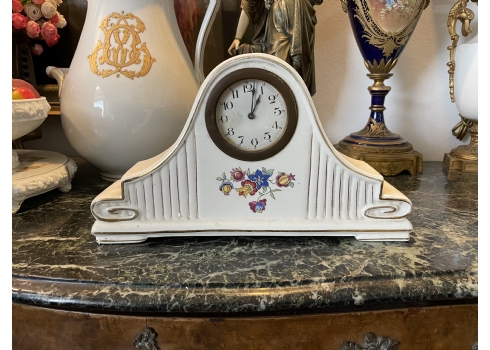 שעון שולחני בסגנון עתיק (כובע נפוליאון), עשוי חרסינה לבנה מעוטרת