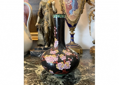 אגרטל קלואזונה (Cloisonne) סיני ישן עשוי נחושת מצופה זהב ומעוטר באמייל שחור