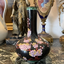 אגרטל קלואזונה (Cloisonne) סיני ישן עשוי נחושת מצופה זהב ומעוטר באמייל שחור