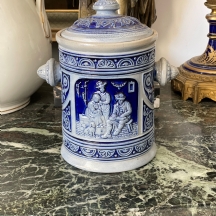 כד חרס גרמני ישן מעוטר בזיגוג מלח (Salt-glaze) ועיטורים מצויירים בכחול קובלט