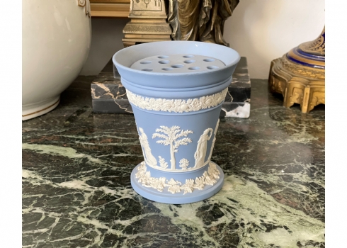 כלי חרס אנגלי ישן מתוצרת: 'וודג'ווד' (Wedgwood), עם מכסה שטוח נשלף לסידור פרחים