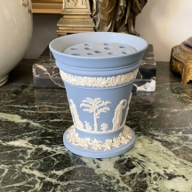 כלי חרס אנגלי ישן מתוצרת: 'וודג'ווד' (Wedgwood), עם מכסה שטוח נשלף לסידור פרחים