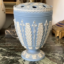 כלי חרס אנגלי עתיק מתוצרת: 'וודג'ווד' (Wedgwood) פגם (שבר) לשפה