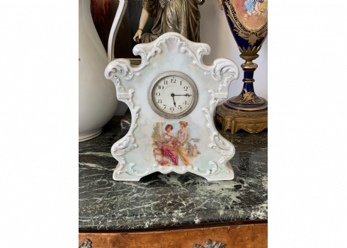 שעון קמין צ'כי עשוי חרס, מעוטר בהדפס של זוג נשים, חתו