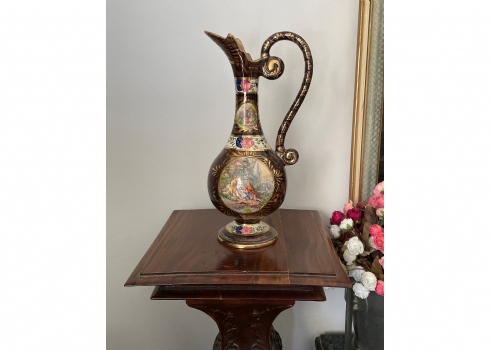 קנקן בלגי ישן עשוי חרס ומעוטר בהדפס בדמות אצילים בסצנת חיזור גאלנטית, חתום