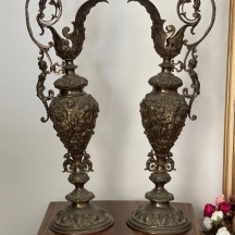 זוג אגרטלים דקורטיביים בסגנון עתיק, עשויים פליז יצוק בסגנון הניאו-רנסנס