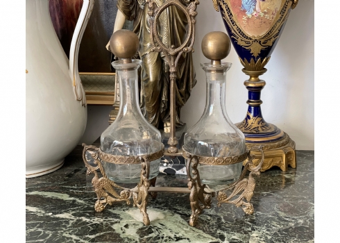סט הגשה ישן לחומץ ושמן (Cruet Set), מורכב ממעמד מתכת מפוסל כנשרים ובקבוקי זכוכית