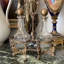 סט הגשה ישן לחומץ ושמן (Cruet Set), מורכב ממעמד מתכת מפוסל כנשרים ובקבוקי זכוכית