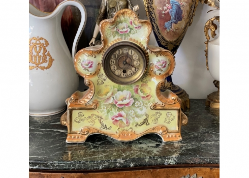 שעון קמין אנגלי עתיק (ויקטוריאני) עשוי חרס ומעוטר בהדפס של פרחי פרג