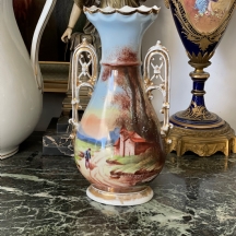אגרטל פורצלן צרפתי מתוצרת אחד מיצרני 'Old Paris', מעוטר ציורי יד