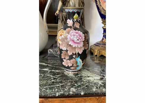 אגרטל קלואזונה (Cloisonne) סיני ישן עשוי נחושת מצופה זהב ומעוטר בדגם של פרח סגול