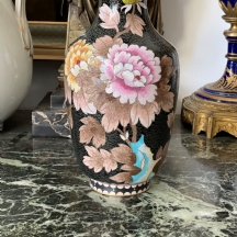 אגרטל קלואזונה (Cloisonne) סיני ישן עשוי נחושת מצופה זהב ומעוטר בדגם של פרח סגול