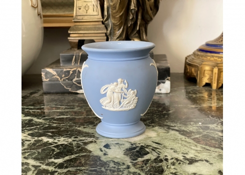 כד אנגלי ישן  מתוצרת חברת: 'וודג'ווד' (Wedgwood), עשוי חרס צבוע בגוון תכול