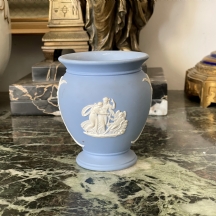 כד אנגלי ישן  מתוצרת חברת: 'וודג'ווד' (Wedgwood), עשוי חרס צבוע בגוון תכול