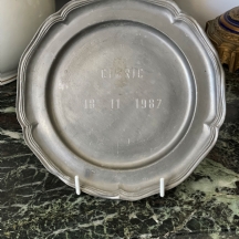 צלחת פיוטר ישנה בסגנון עתיק, חתום