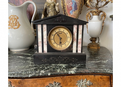 שעון קמין צרפתי עתיק בסגנון ניאו קלאסי, סוף המאה ה-19, עשוי צפחה שחורה ושיש