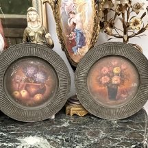 זוג צלחות נוי דומות, עשויות חומר יצוק ומעוטרות ציורי יד של פירות ופרחים